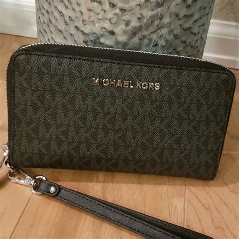 michael kors black hand wallet